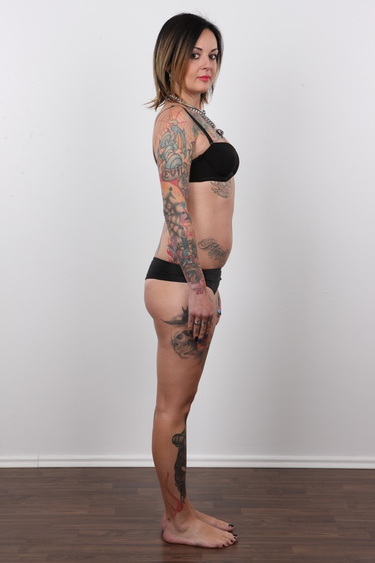 8. Download full pics of Martina (28) from czechcasting.com