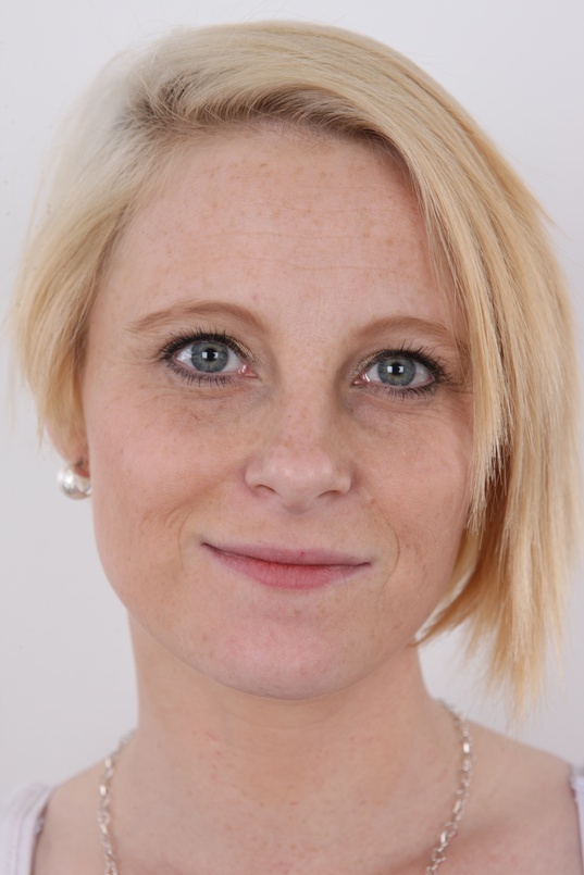 1. Download full pics of Kamila (26) from czechcasting.com