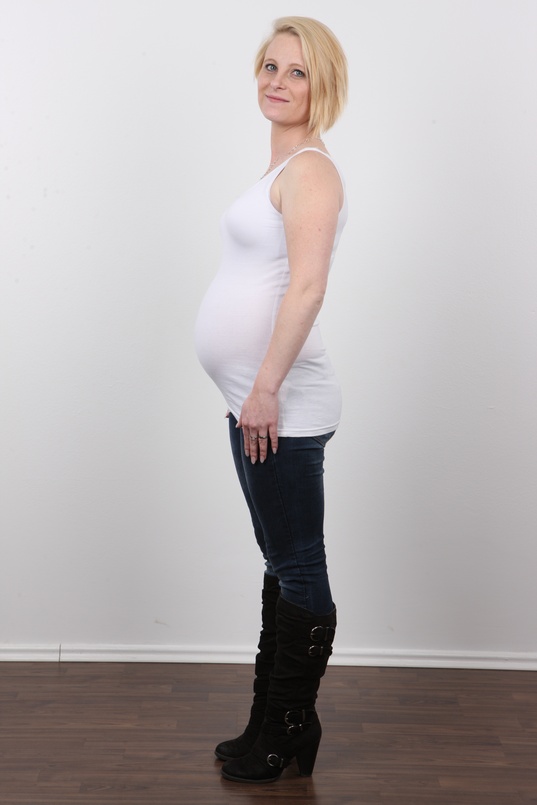 3. Download full pics of Kamila (26) from czechcasting.com