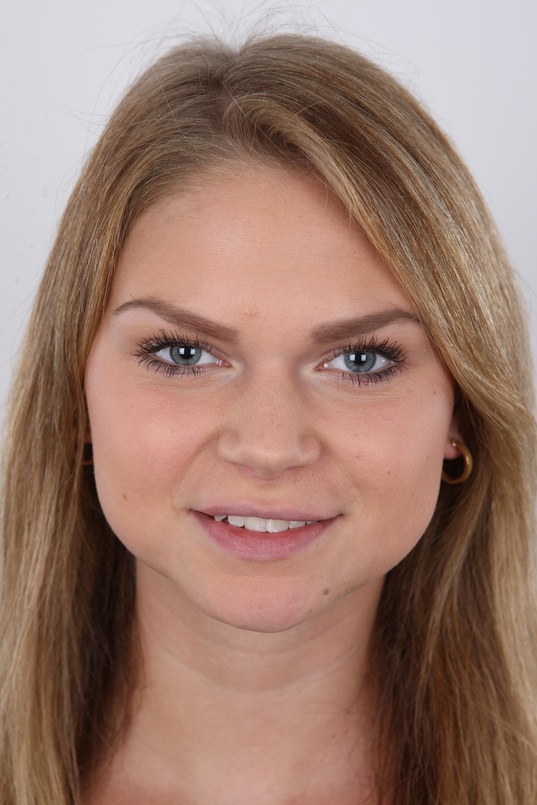 1. Download full pics of Dominika (19) from czechcasting.com