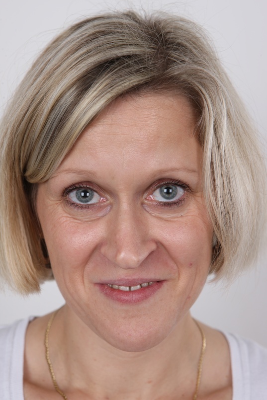 1. Download full pics of Marie (36) from czechcasting.com