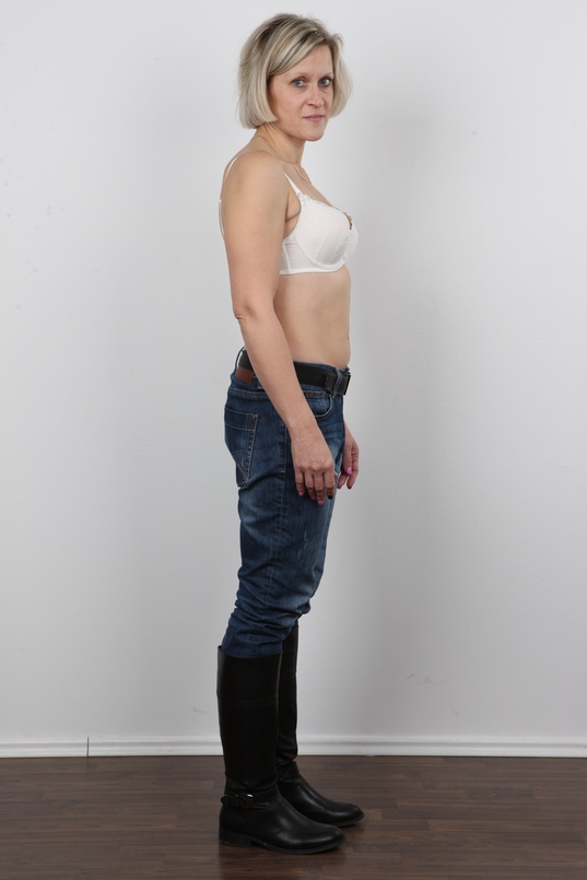 5. Download full pics of Marie (36) from czechcasting.com