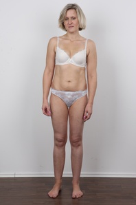 7. Download full pics of Marie (36) from czechcasting.com