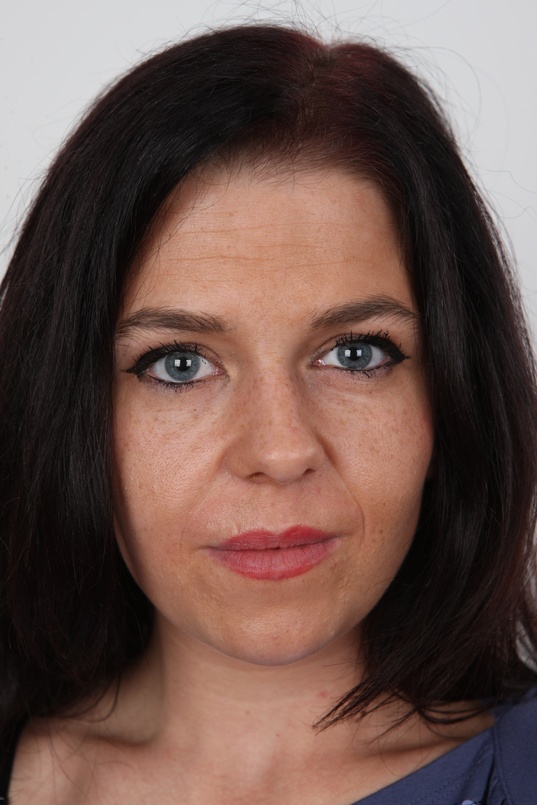 1. Download full pics of Vendula (29) from czechcasting.com