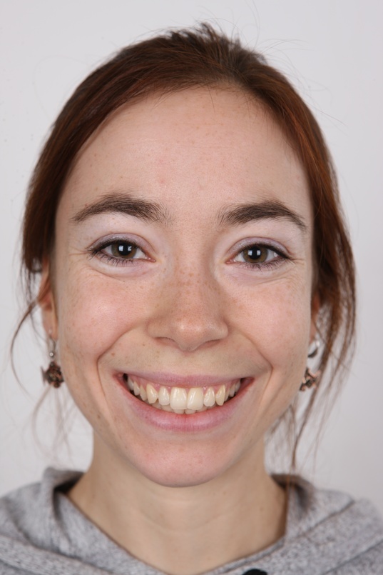 1. Download full pics of Jana (25) from czechcasting.com