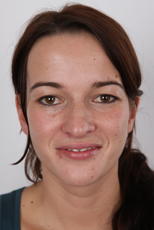 1. Download full pics of Monika (25) from czechcasting.com