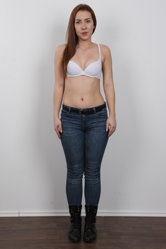 4. Download full pics of Sara (22) from czechcasting.com