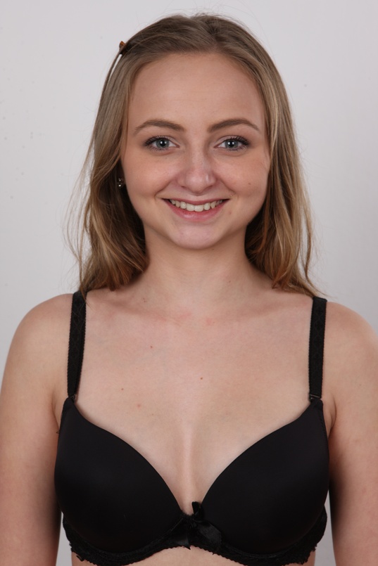 6. Download full pics of Irena (20) from czechcasting.com