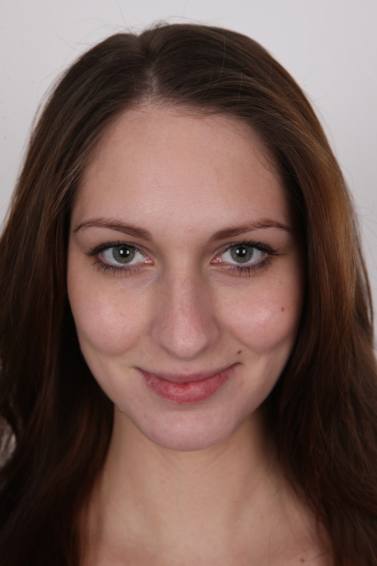 1. Download full pics of Tereza (24) from czechcasting.com