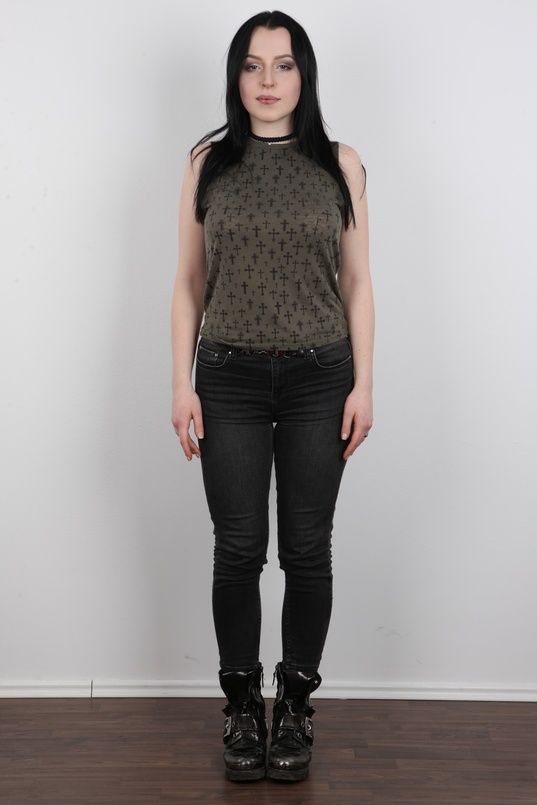 2. Download full pics of Zora (19) from czechcasting.com