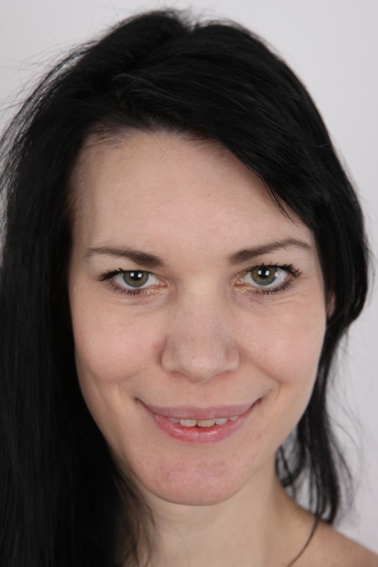 1. Download full pics of Jana (30) from czechcasting.com