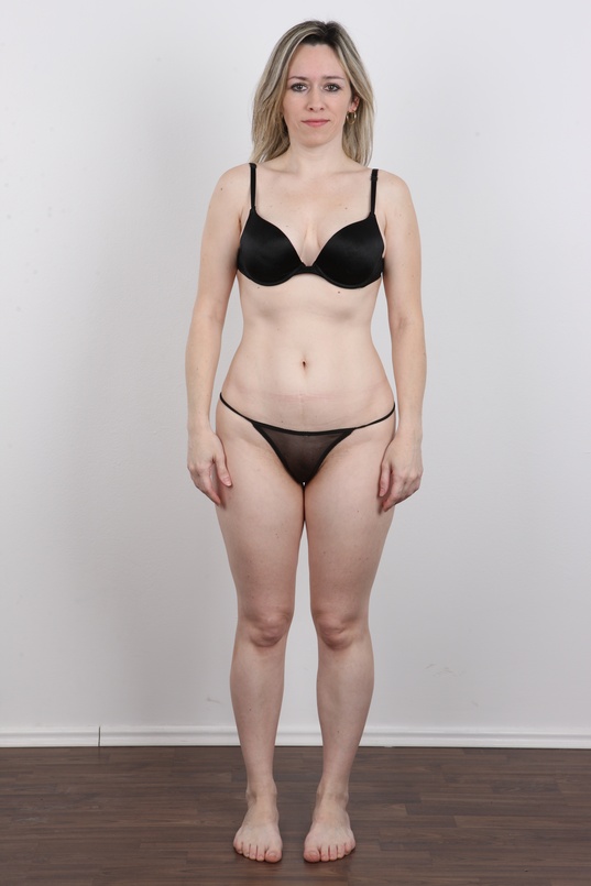 4. Download full pics of Jana (34) from czechcasting.com