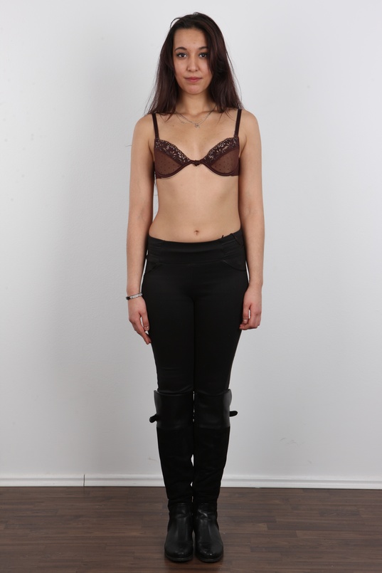 4. Download full pics of Veronika (18) from czechcasting.com