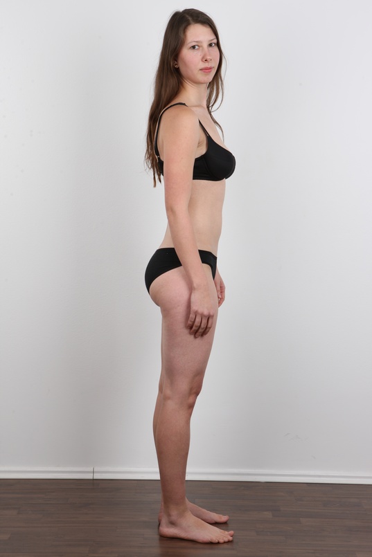 8. Download full pics of Pavlina (25) from czechcasting.com