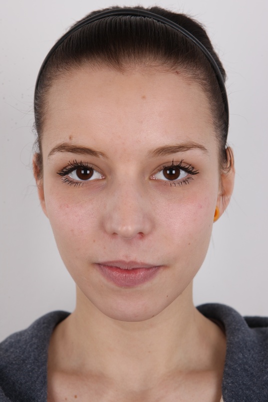 1. Download full pics of Linda (19) from czechcasting.com