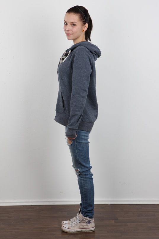 3. Download full pics of Linda (19) from czechcasting.com