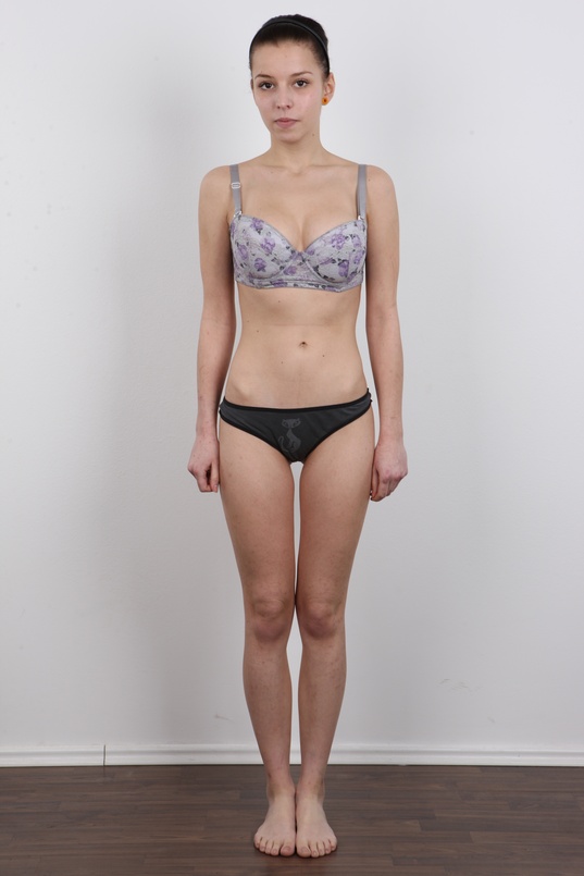 7. Download full pics of Linda (19) from czechcasting.com