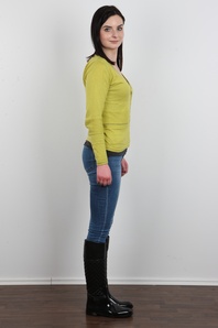 3. Download full pics of Julie (18) from czechcasting.com