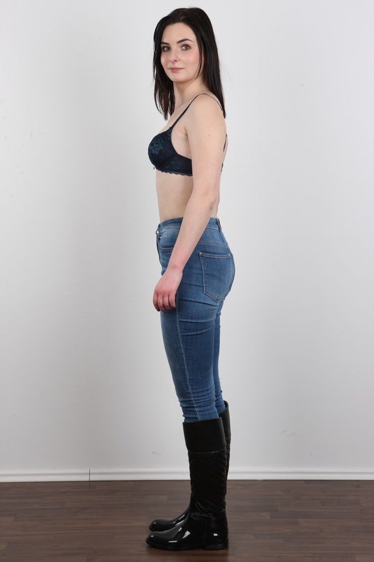 5. Download full pics of Julie (18) from czechcasting.com