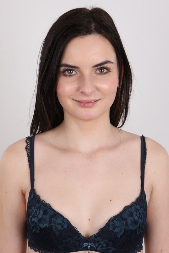 6. Download full pics of Julie (18) from czechcasting.com