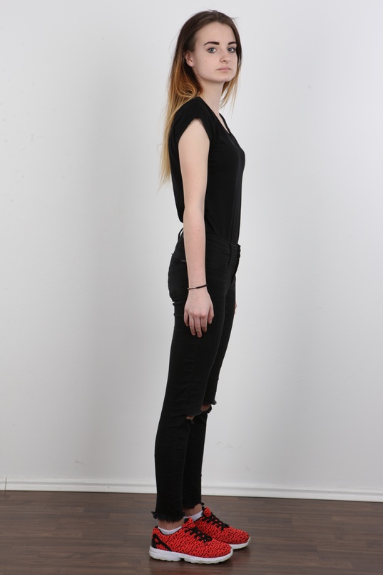 3. Download full pics of Dominika (18) from czechcasting.com