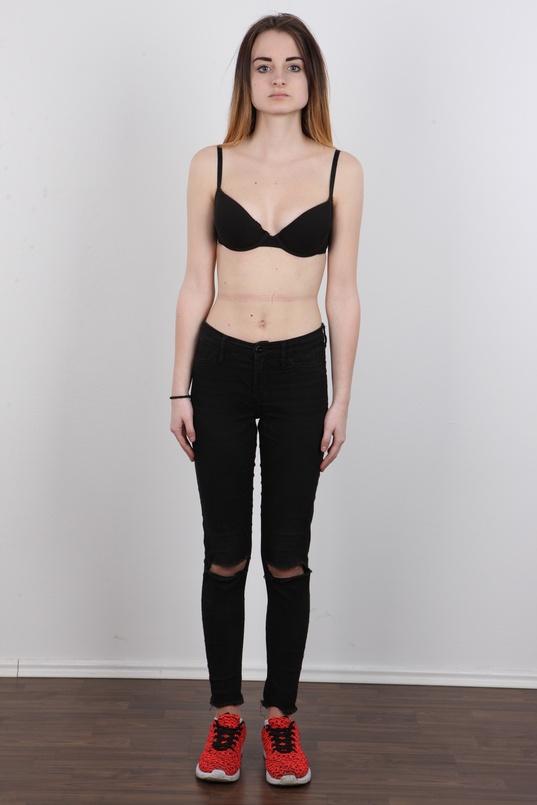 4. Download full pics of Dominika (18) from czechcasting.com