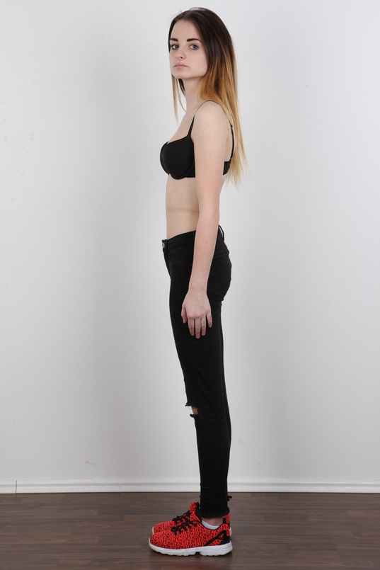 5. Download full pics of Dominika (18) from czechcasting.com