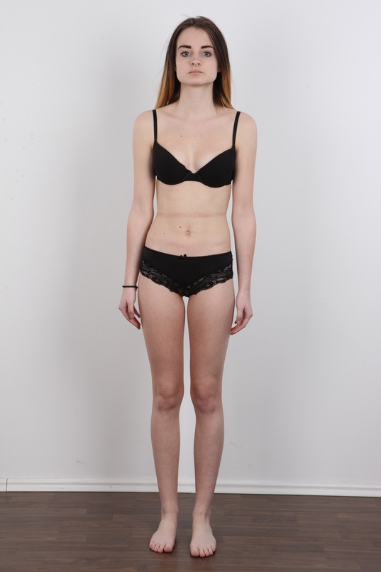 7. Download full pics of Dominika (18) from czechcasting.com