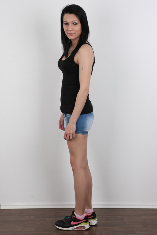 3. Download full pics of Denisa (21) from czechcasting.com