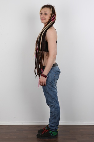 5. Download full pics of model Eva (26) from czechcasting.com