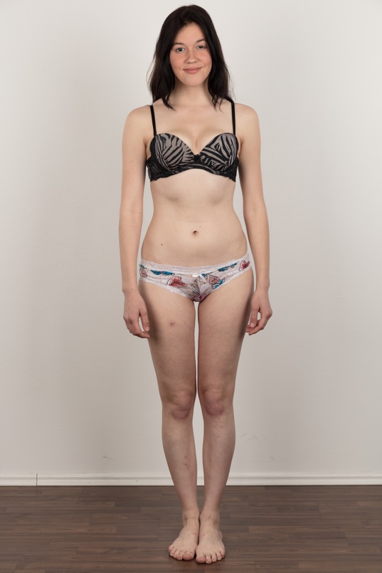 6. Download full pics of Nikol (18) from czechcasting.com