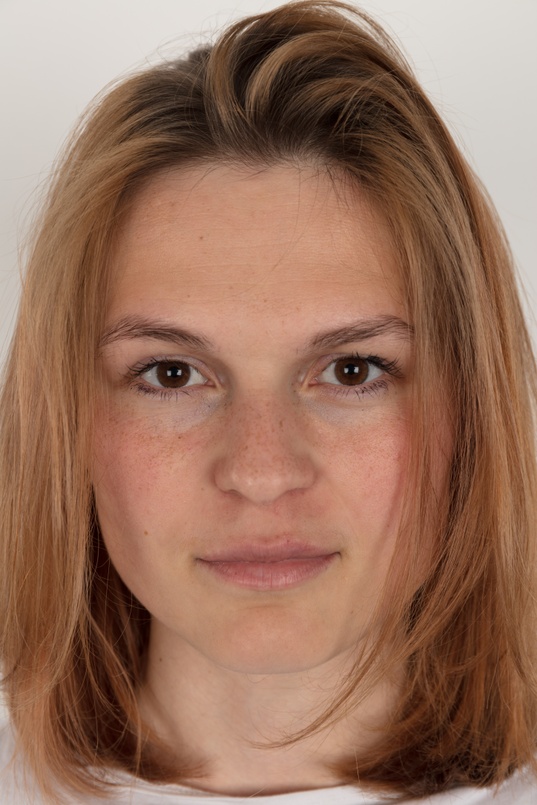 1. Download full pics of Tereza (28) from czechcasting.com