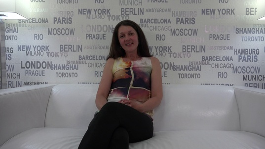 1. Download full pics of Petra (32) from czechcasting.com