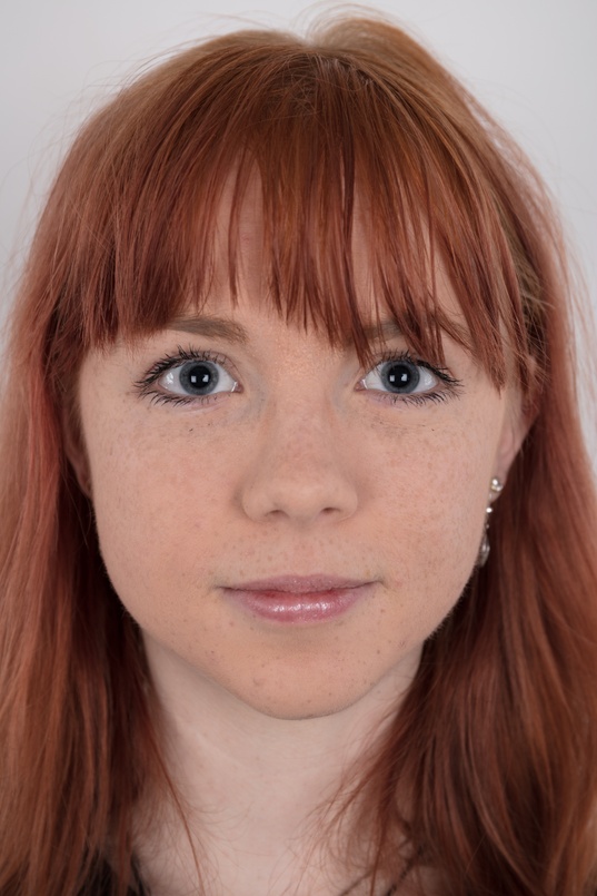 1. Download full pics of Niky (18) from czechcasting.com