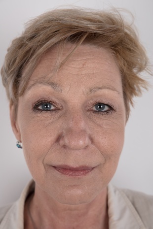 1. Download full pics of model Milena (53) from czechcasting.com