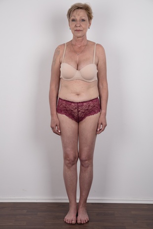 4. Download full pics of model Milena (53) from czechcasting.com