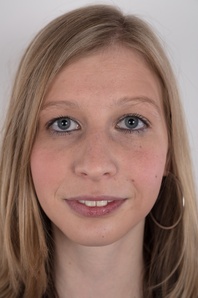 1. Download full pics of Daniela (22) from czechcasting.com