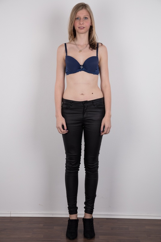 4. Download full pics of Daniela (22) from czechcasting.com