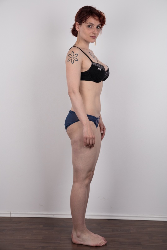 7. Download full pics of Kamila (35) from czechcasting.com