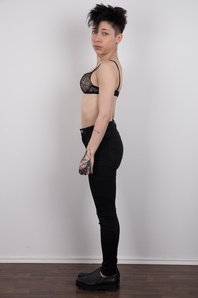 4. Download full pics of Alina (19) from czechcasting.com