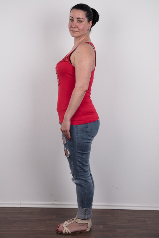 3. Download full pics of Zuzana (35) from czechcasting.com