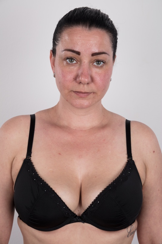 6. Download full pics of Zuzana (35) from czechcasting.com