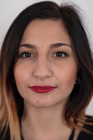 1. Download full pics of model Nikola (18) from czechcasting.com