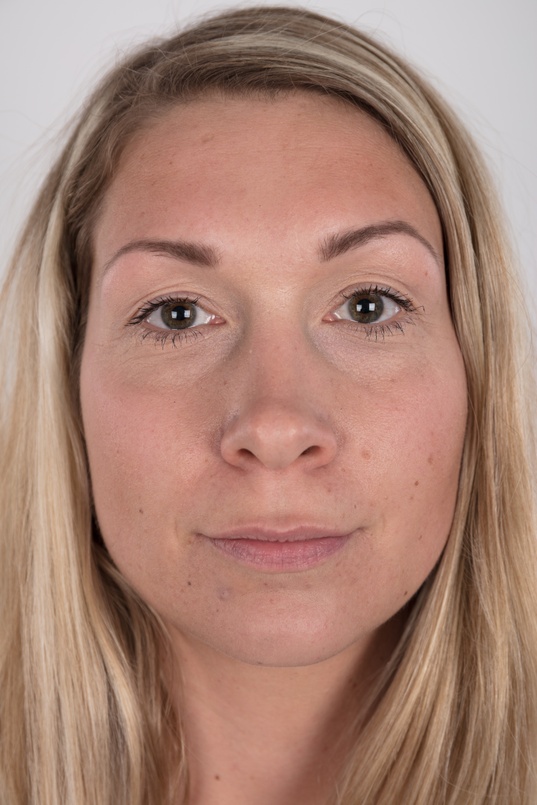 1. Download full pics of Aneta (28) from czechcasting.com