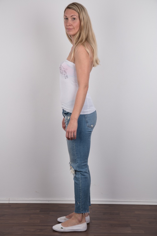 3. Download full pics of Aneta (28) from czechcasting.com