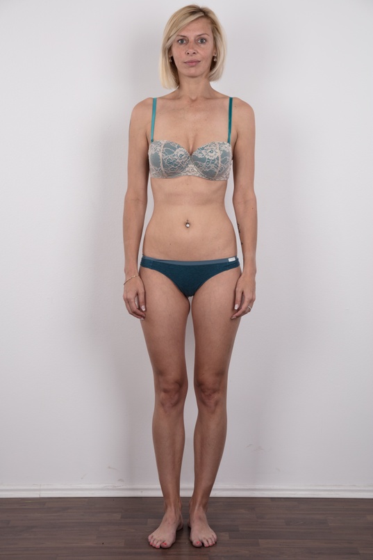 5. Download full pics of Zaneta (33) from czechcasting.com