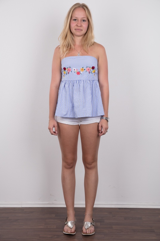 2. Download full pics of Veronika (23) from czechcasting.com