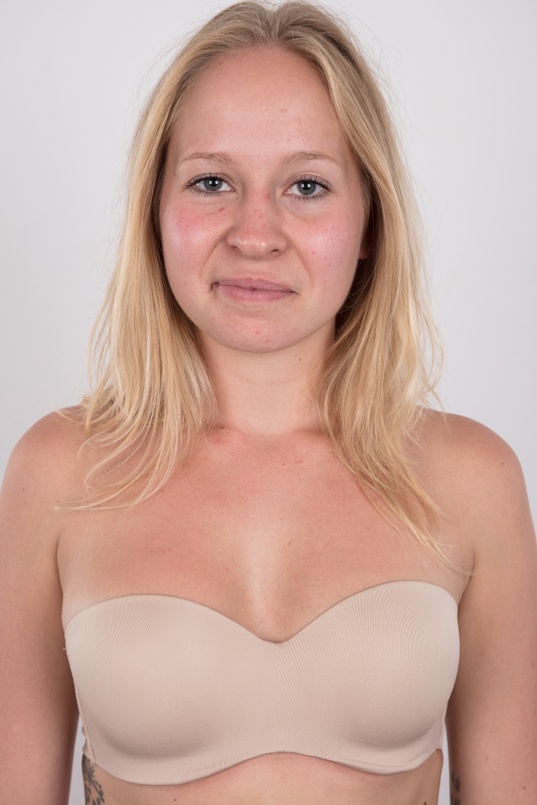 8. Download full pics of Veronika (23) from czechcasting.com