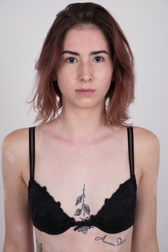 5. Download full pics of Julie (19) from czechcasting.com