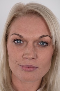 1. Download full pics of Simona (27) from czechcasting.com